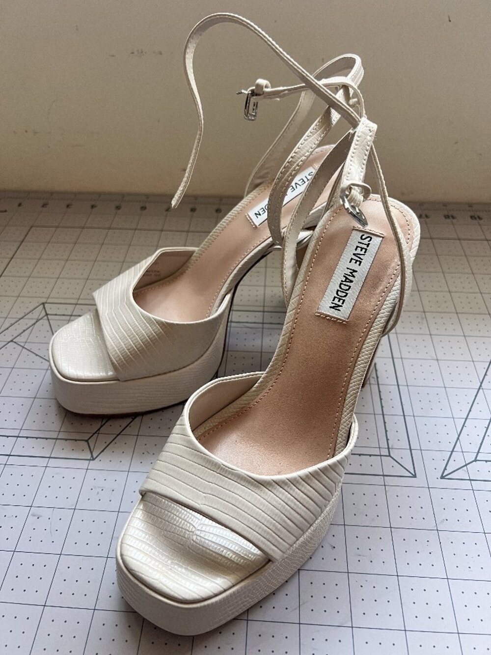 Steve Madden Kymmee Platform Pump in Bone color - size 7